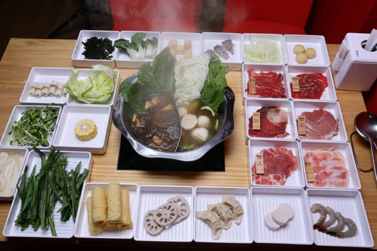 มุมมองด้านบนของหม้อชาบู แสดงลำดับการใส่ของ